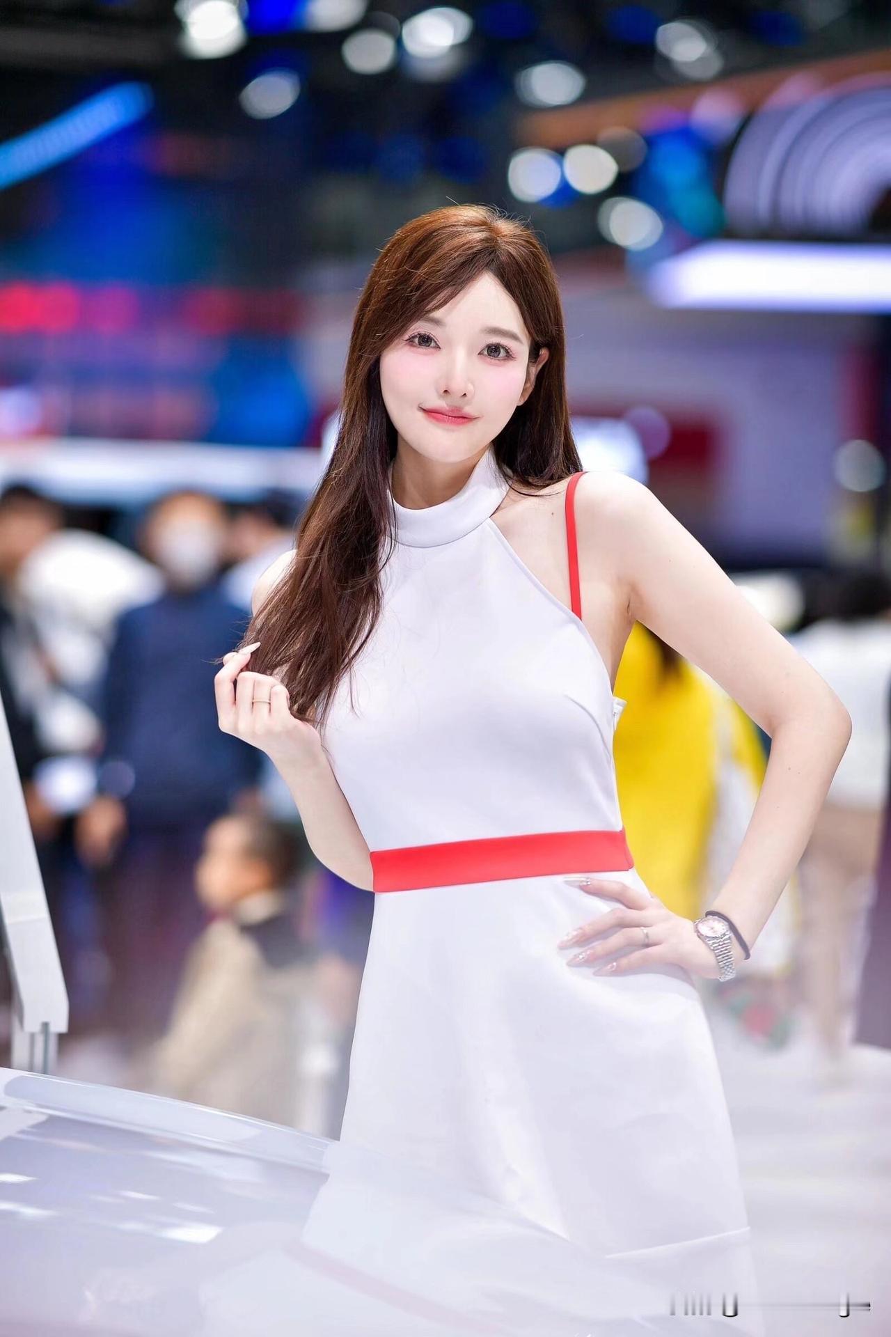 时尚车展穿搭指南：白色连衣裙搭配红色腰带，尽显优雅气质！👗💃🏻