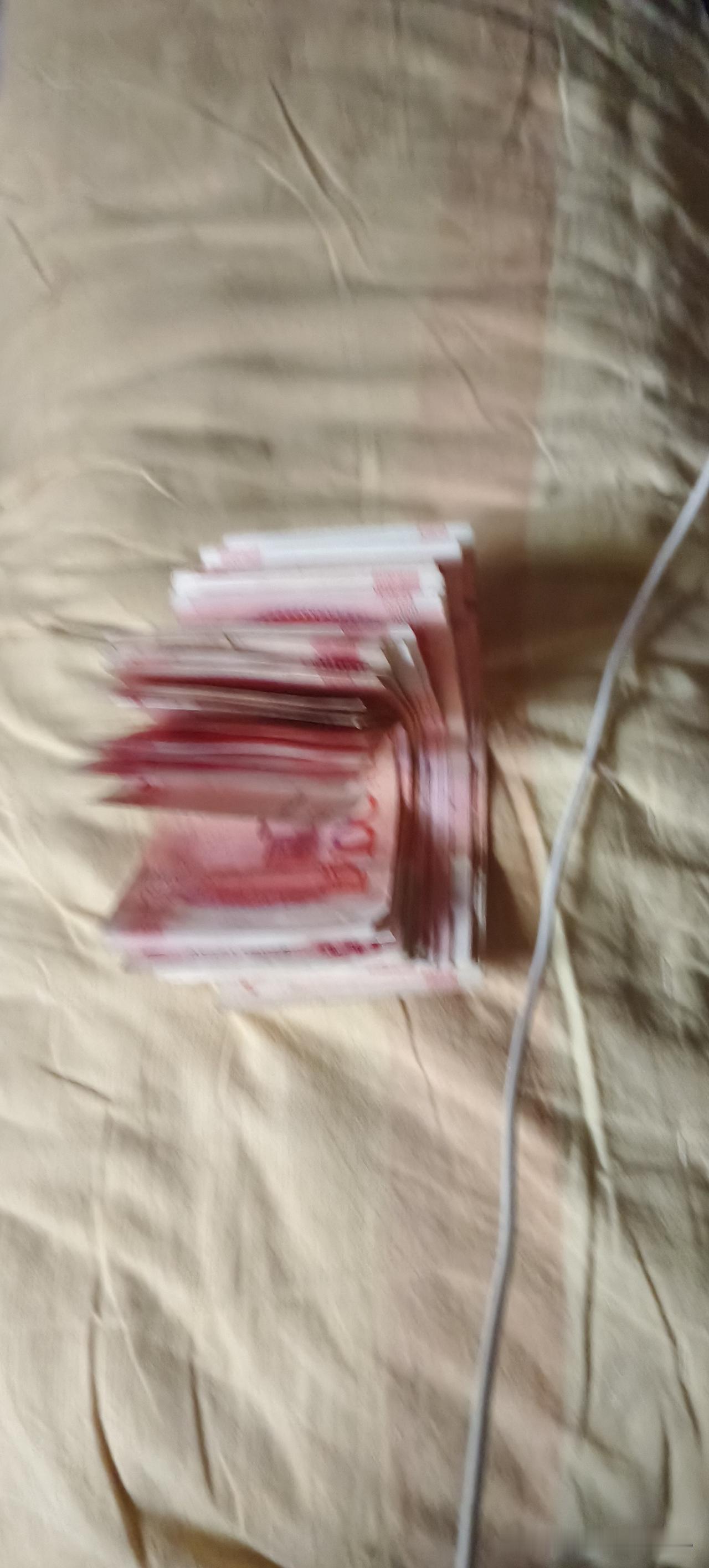 前一段时间，表弟去世，回老家奔丧的时候，把随完礼剩下的2500块钱留给了婆婆。