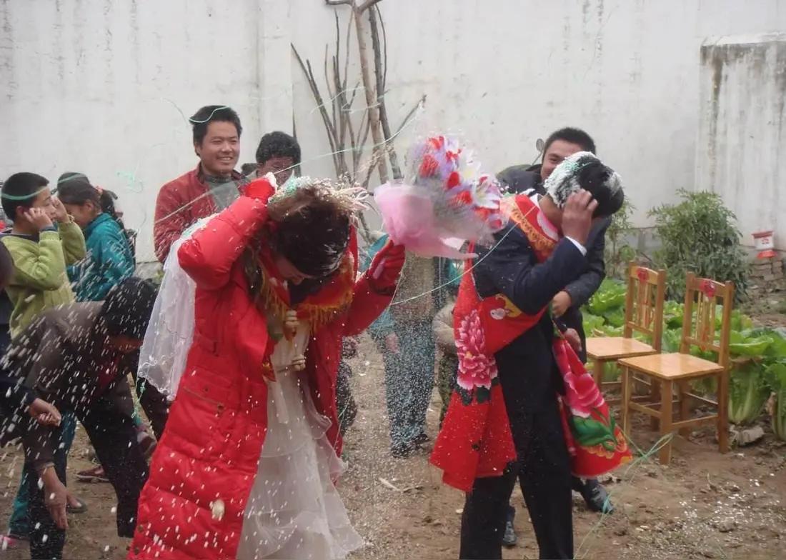 三观崩塌！河南弟弟撬走哥哥相亲对象，婚后炫耀操作遭全网怒批世间奇葩事千千万