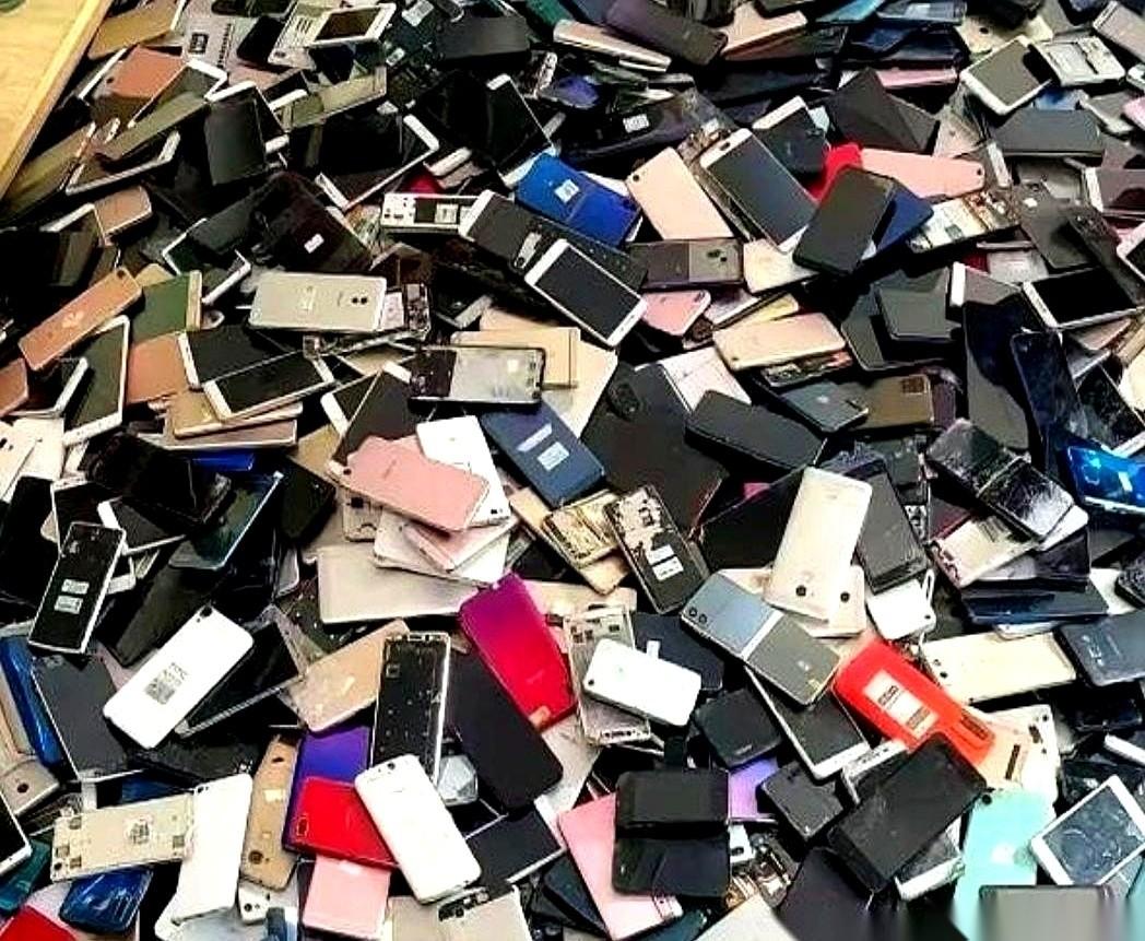 小区门口那个“高价回收手机”的摊子，别去。大哥，你这手机能提炼黄金！他一边说，