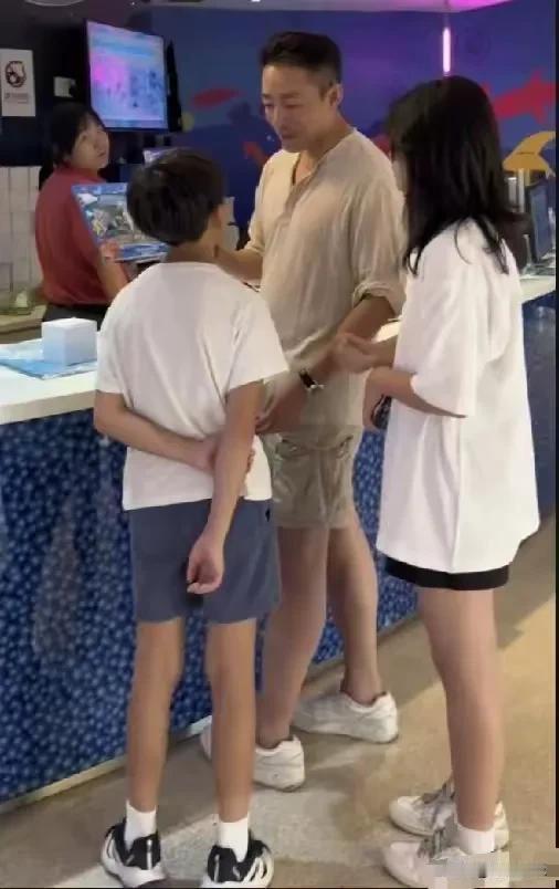 张兰透露玥玥和小霖霖在加拿大参加夏令营活动，自己在澳大利亚开会，小汪宝和爸爸妈妈