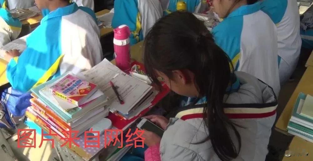 违规就要“治”，这是负责任老师的底线。中学生偷偷把手机带进教室，老师处理虽不妥