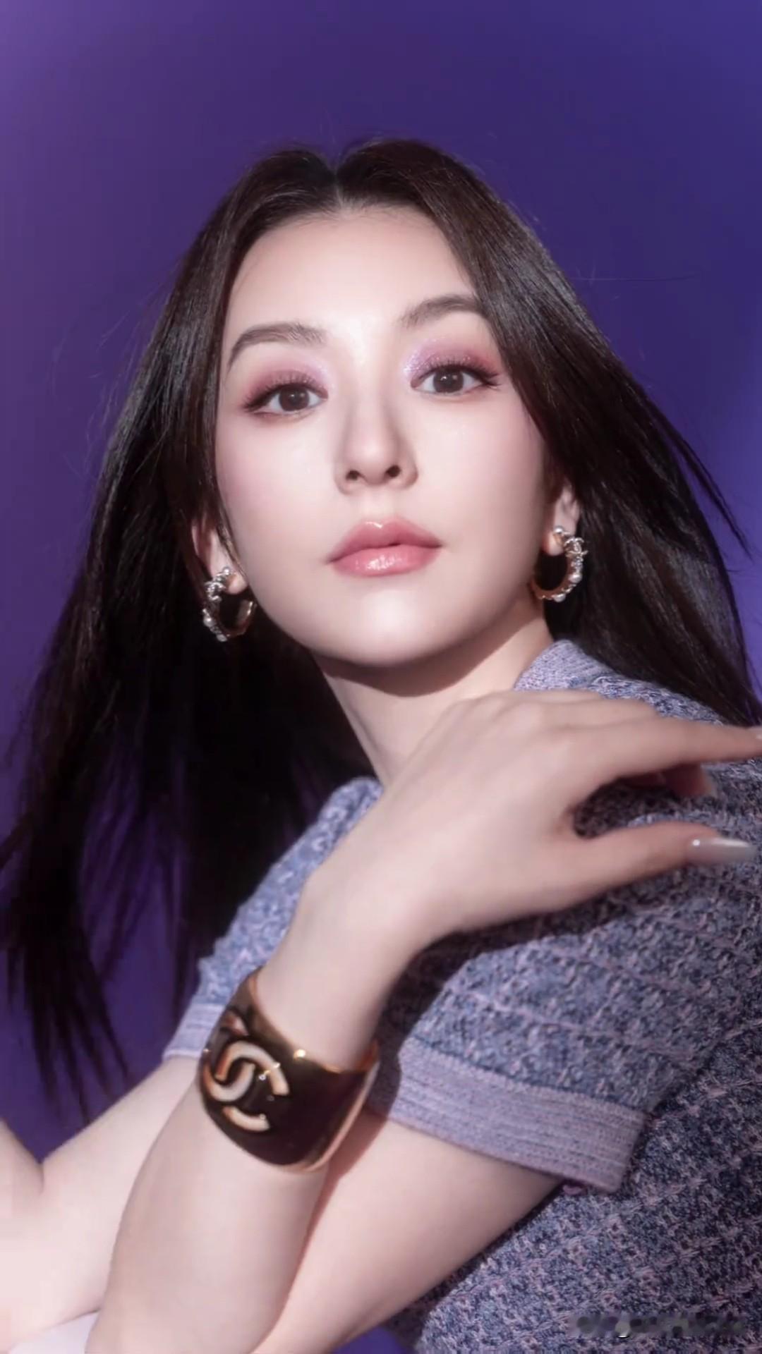 2月4日，郭富城妻子方媛更新日常穿搭vlog，并配文“立春，赴一场紫色的春日浪漫