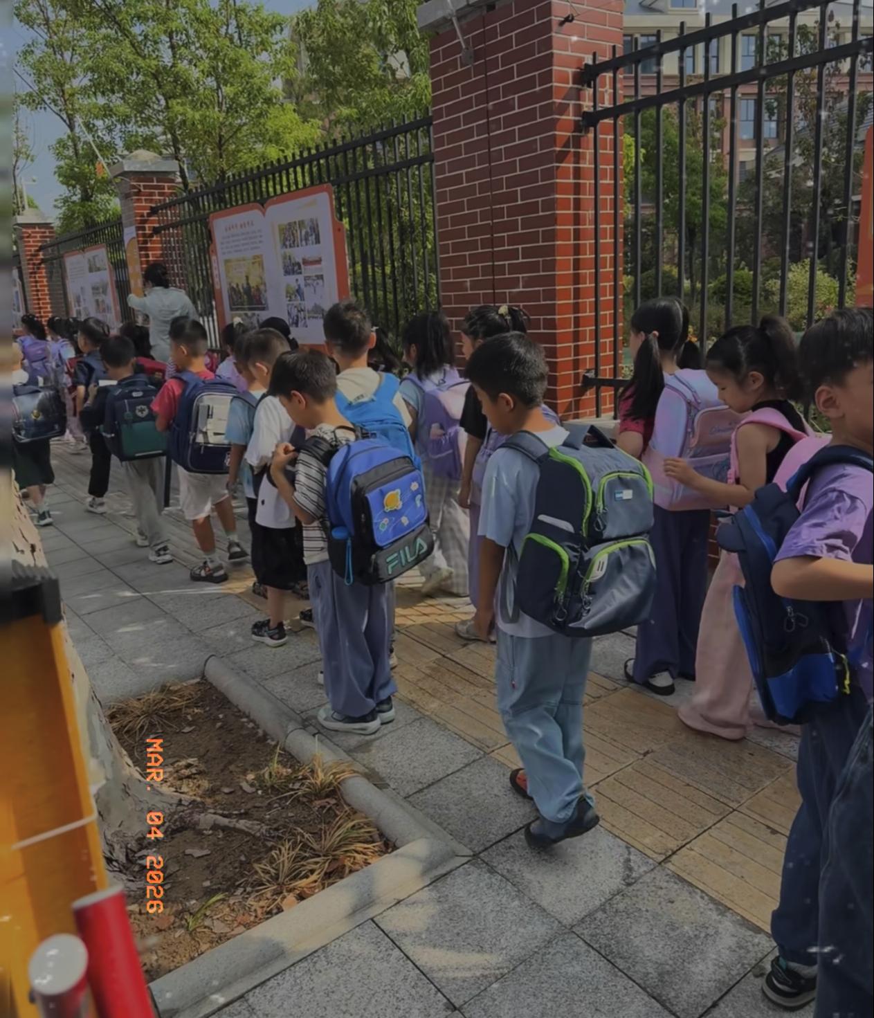 这两天我找了个接孩子的活，放学帮忙接小孩，一次收15块。年后找工作一直不顺