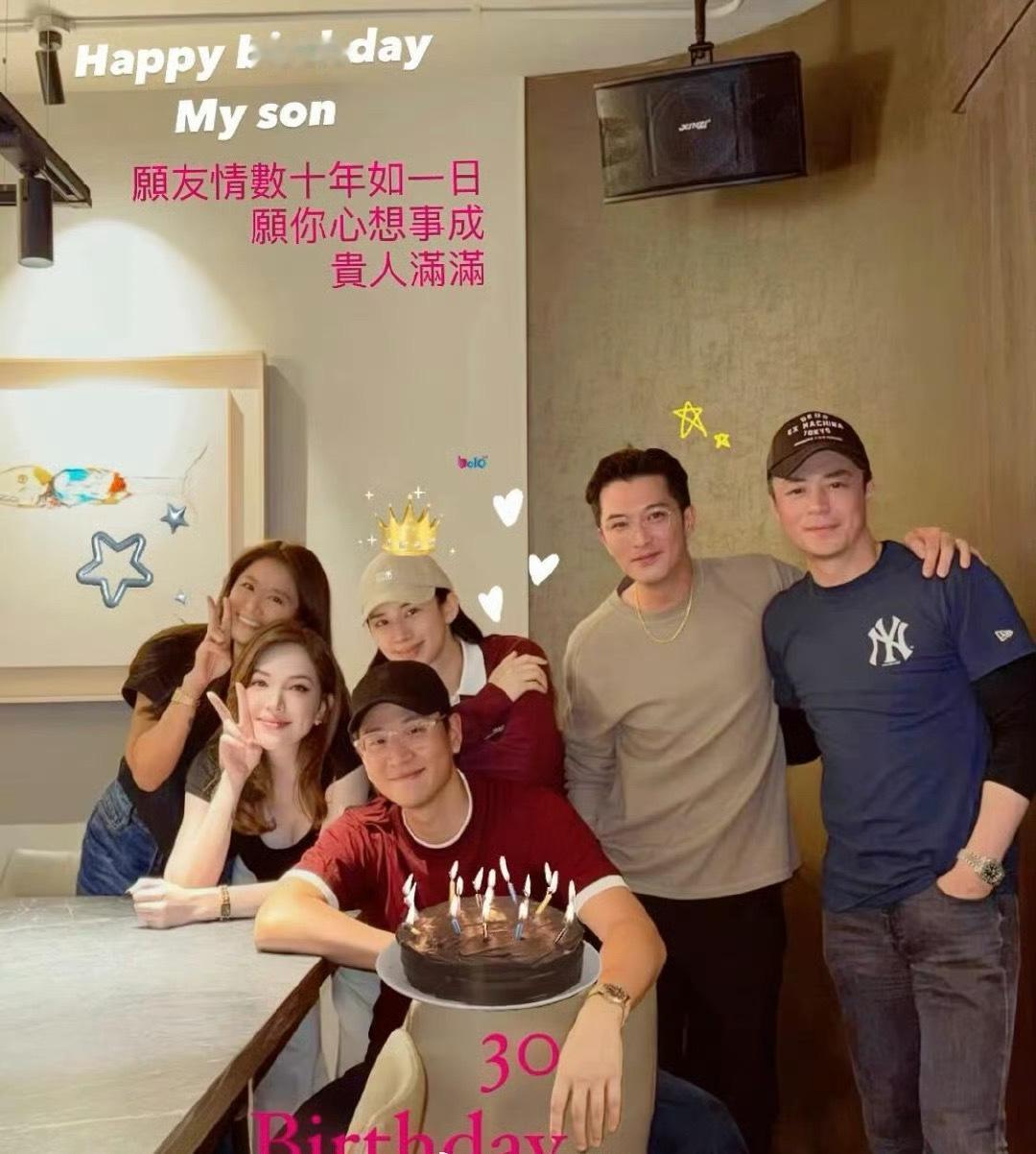林心如霍建华邱泽许玮甯聚会松弛自然的状态溢出屏幕，连眼角眉梢的笑意都藏不住，有这