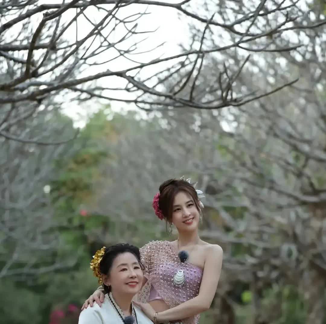 从妈妈被女儿揽着合影的姿态去看，只有邓传理是跟女儿关系最亲密的。很多人觉得黄圣依