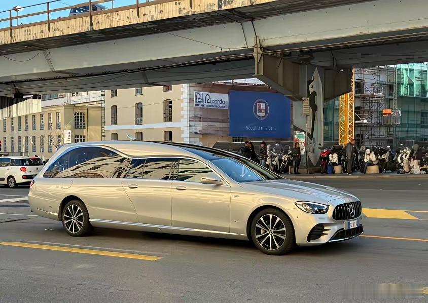 魔改后的奔驰，也是人生终点摆渡车，这车只能在国外看到。