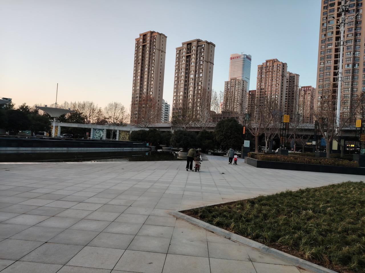 我觉得不合理，我不支持老师的做法，太暴力，太过激，老师不是执法者，有位网友说，真