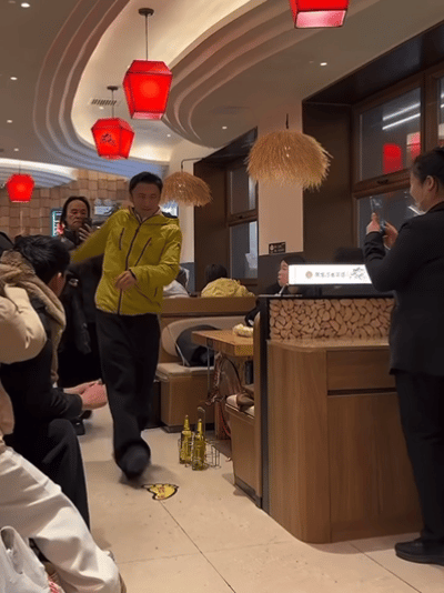 哈尔滨偶遇谢霆锋哈尔滨偶遇谢霆锋吃铁锅炖哈尔滨偶遇谢霆锋，看他穿着黄色冲锋衣，还