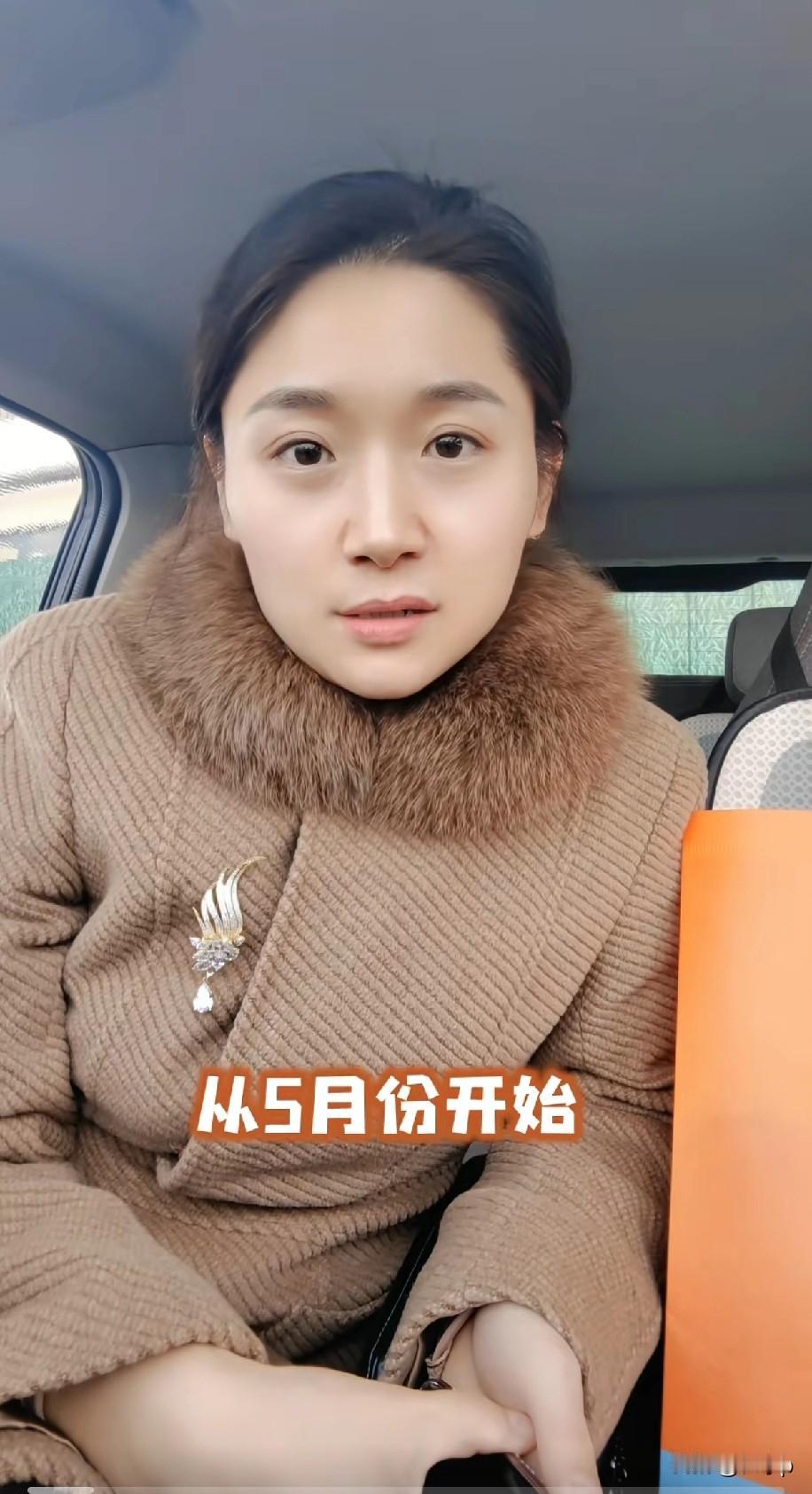 刚刷到这位女士的视频她问了一个问题，你们的工资正常发吗她说从5月份开始，5月