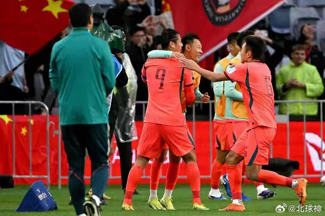 国足以2-0的比分战胜库拉索，澳大利亚则以1-0小胜喀麦隆，这两场赛事的