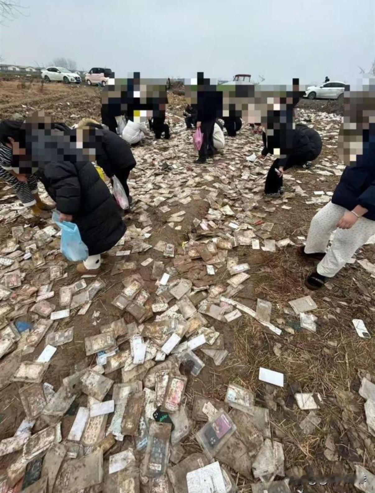 河南永城突现大量全新手机壳市民扎堆“捡漏”引法律争议近日，河南省商丘永城市