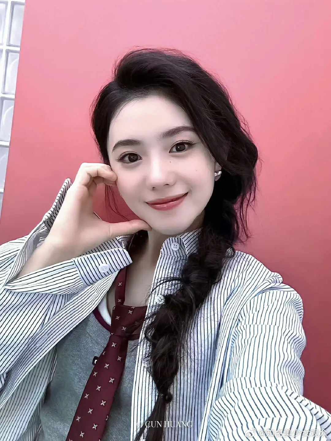 这是小卡吗一天不见刘浩存怎么变成爱豆了？​​​