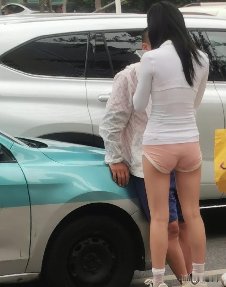 今天在马路边看到这一幕，一位20多岁的美女，身材适中，个子不是很高，身材错落有致