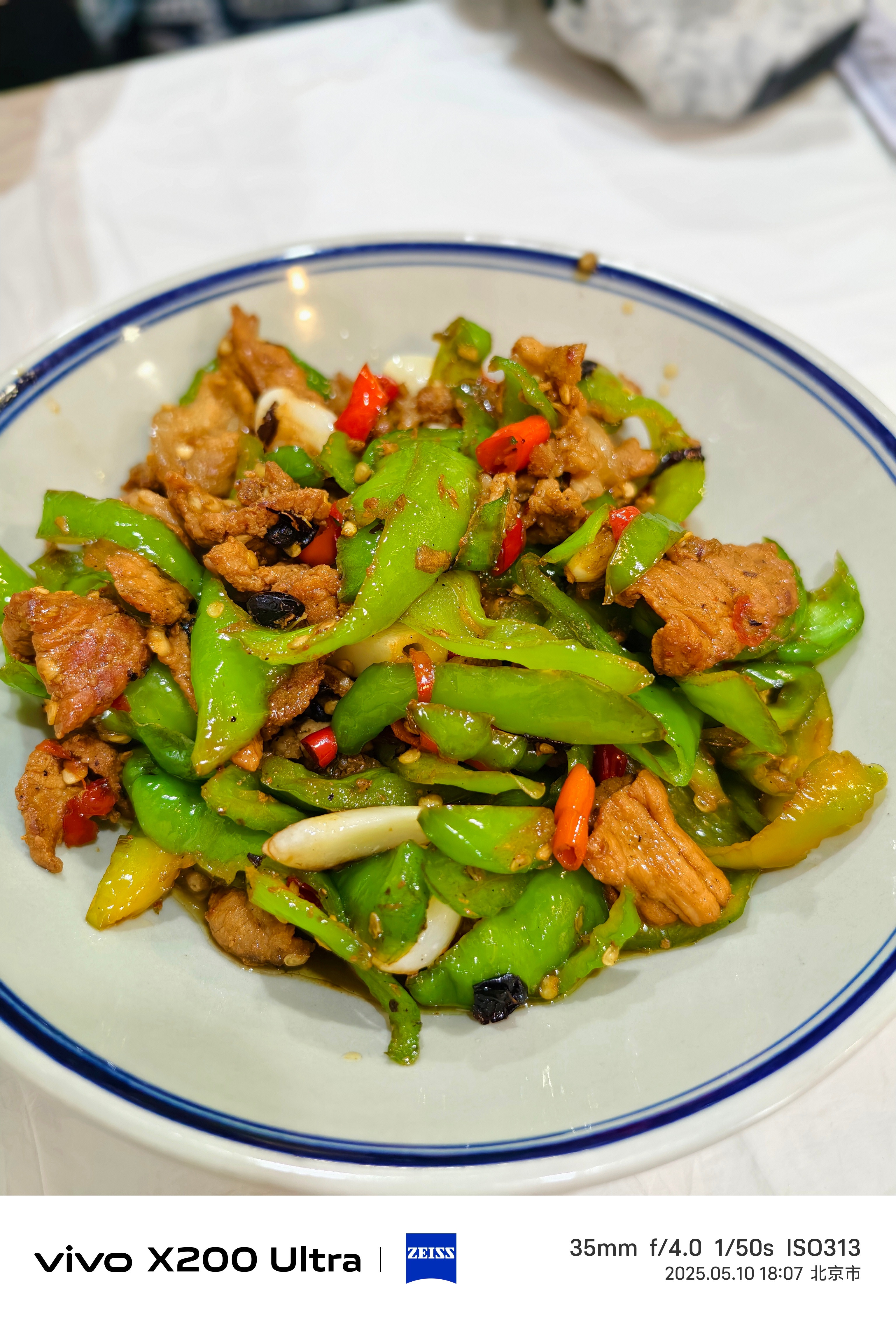 今天晚上和老同事们吃饭，吃的湘菜，原来我们公司附近的新新湘菜馆，人依然很多，这个