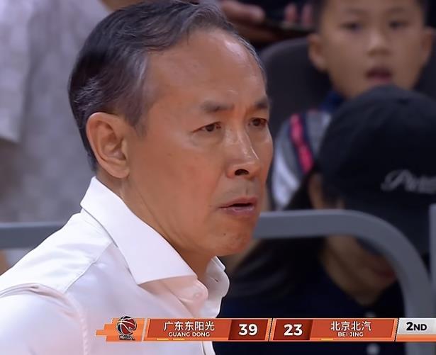 真的搞不懂北京首钢队主教练许利民的用人，明明手里握着俩王四个2，非要拆开来用，结