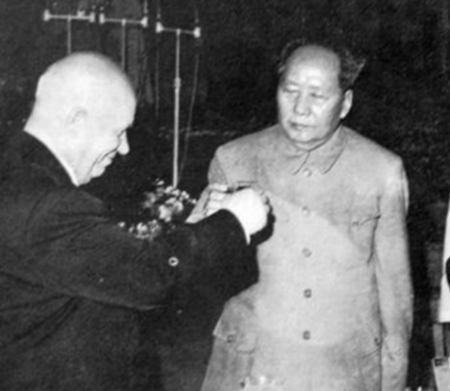 1958年，毛主席当面怒骂赫鲁晓夫，还瞪了他一眼，赫鲁晓夫问翻译：“毛泽东刚才是