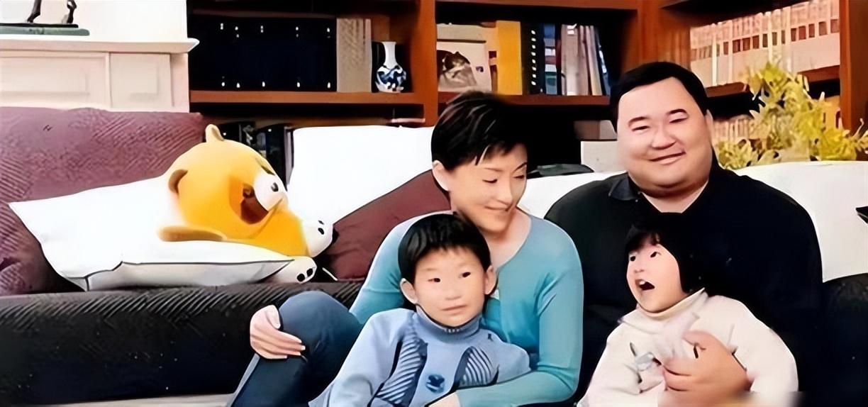 他叫张一兵，杨澜的前夫。离婚时，他悄悄跑完她与央视的解约善后，未发一言。此后三十