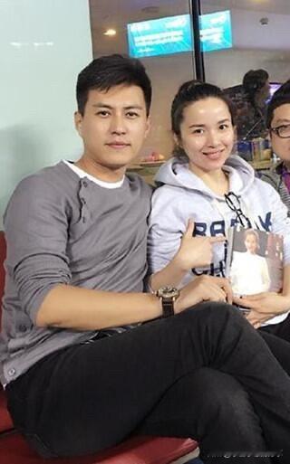 特别喜欢他俩，夫妻相满满，长相朴实，也没有穿那些花里胡哨的服饰，但他们看起来却很