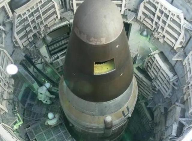 俄罗斯根本不会败，说句不好听的，光是它那“靠山”就很硬！俄罗斯在常规力量上确