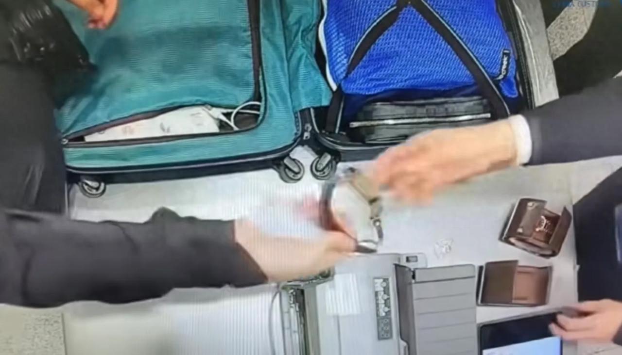 真豪横！山东青岛，胶州机场一名入境男子引起海关的注意，他的行李在机检时显示异常，