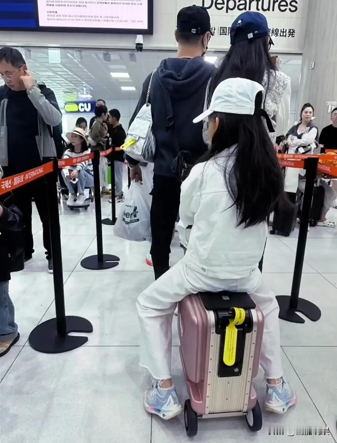 汪峰和森林北现在是真的爱秀，走到哪都喜欢贴脸相拥，以前也没见他和章子怡这么热情啊