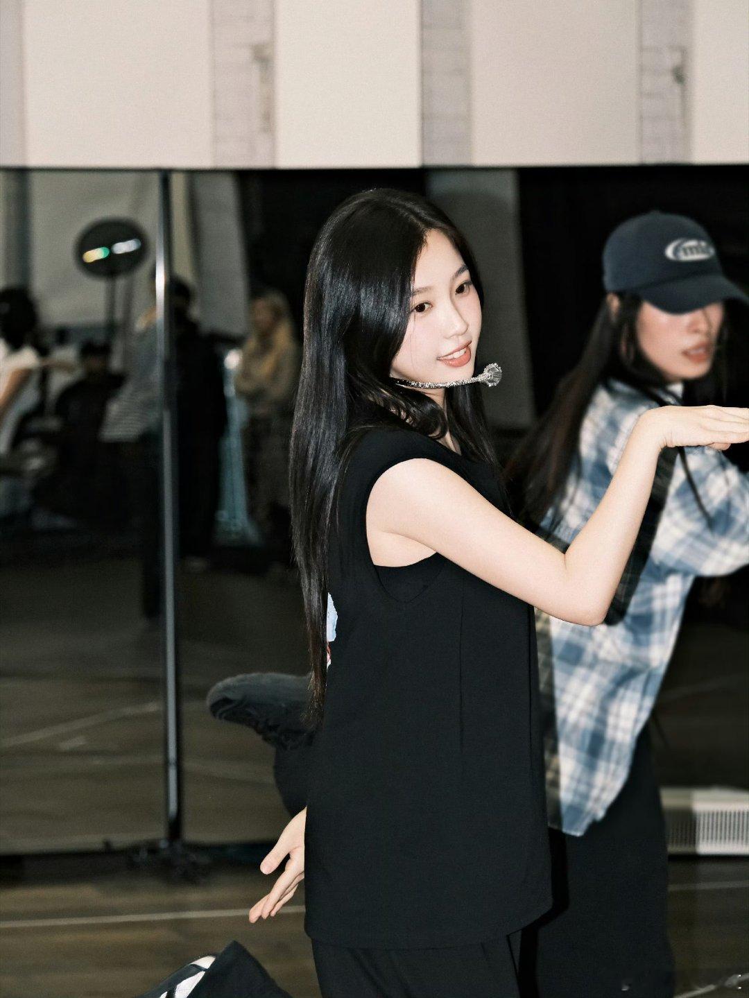 虞书欣最新彩排图伴手礼里不会有这件定制的衣服吧！