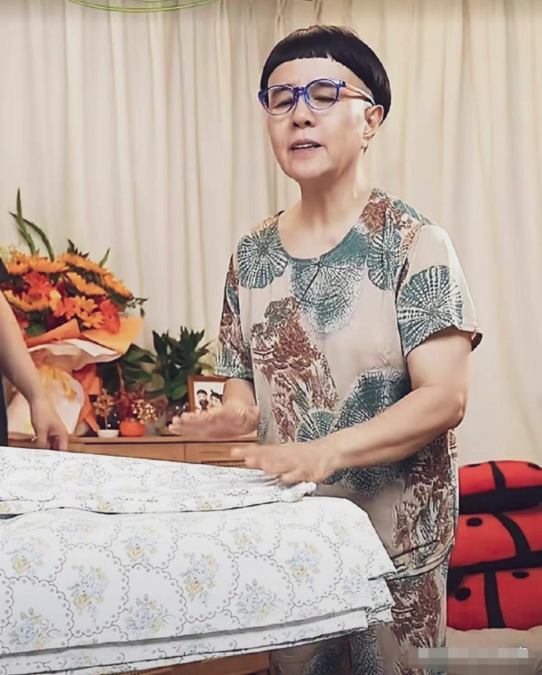金龟子也开始直播带货了吗？这是她在居家直播带货时的画面，她穿着奶奶服，戴着蓝框眼