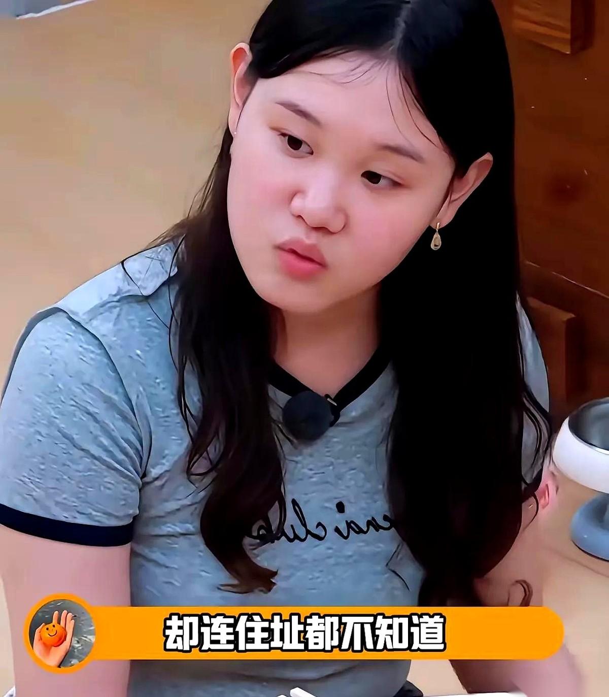 综艺《我家那闺女》里，有一个镜头极其刺眼。十米跳台上，亲妈因为恐高吓得眼泪直掉