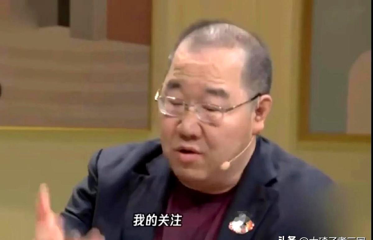 英如镝的聪明，令英达如获至宝。英如镝绝对是个神童！3岁摸钢琴，4岁就能把