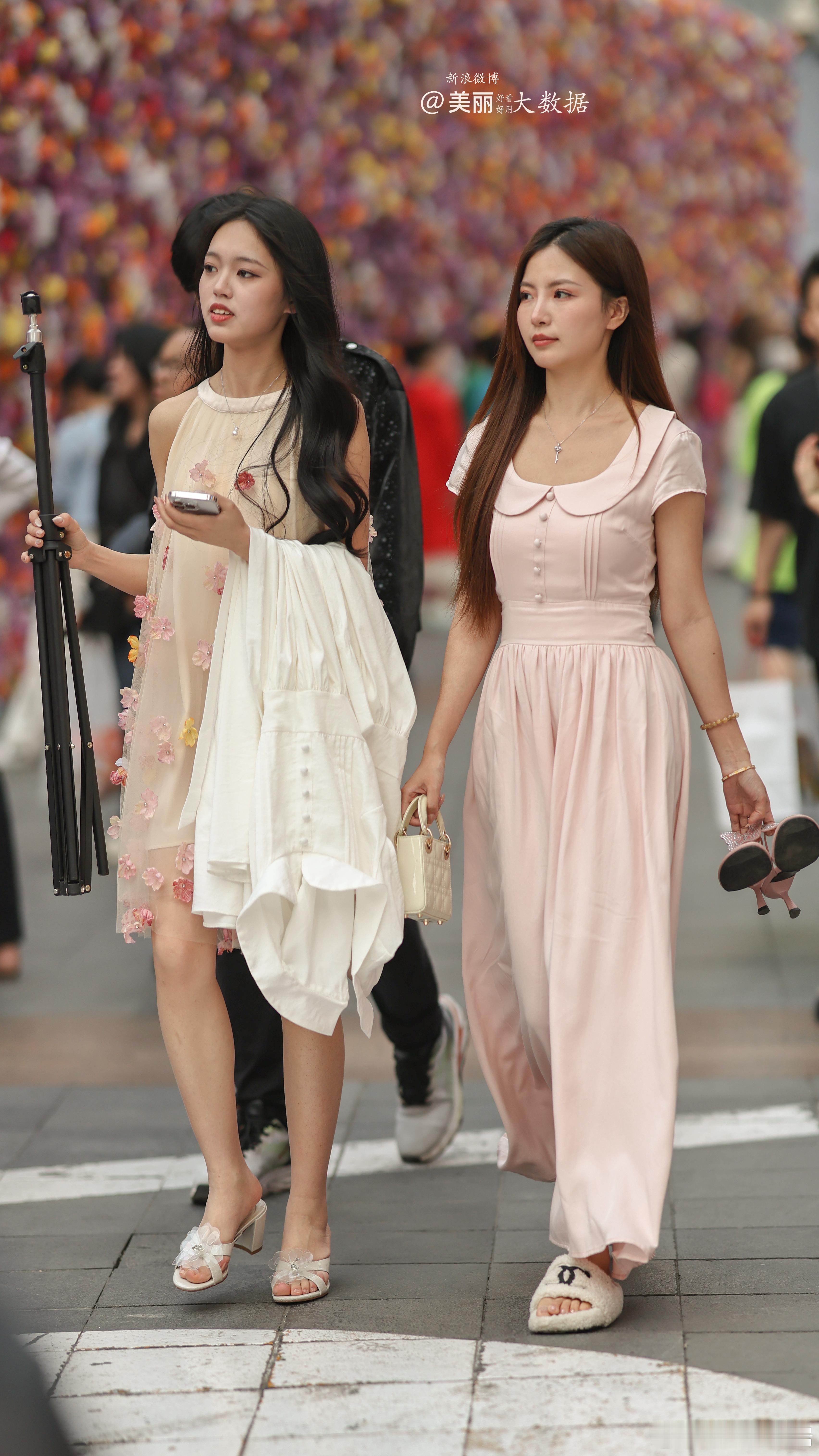 不会是姐妹👭俩吧？​​​