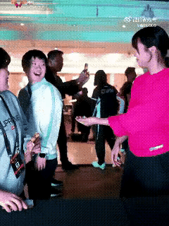 大家发现了没有，莎莎、曼昱，还有申裕斌在晚宴上玩抓沙包时，一个比一个高兴，脸上都