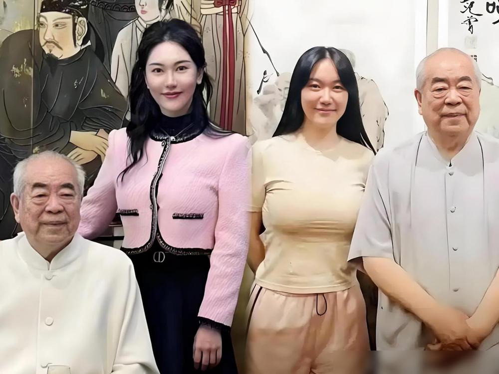 徐萌为何会爱上范增？原因很简单，徐萌在范增面前怎么打扮，都能看出来。说白