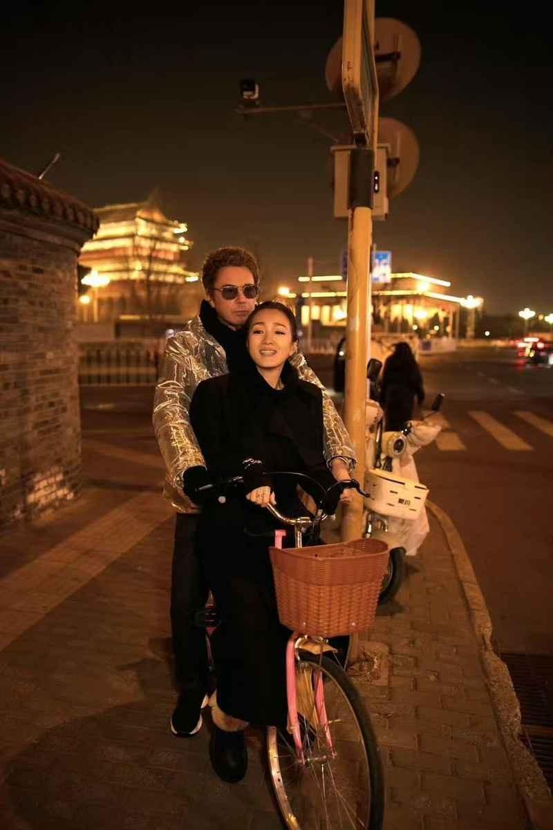 巩俐老公77岁，看着像五十多。这两天巩俐和她法国老公游北京中轴线的照片刷屏了。