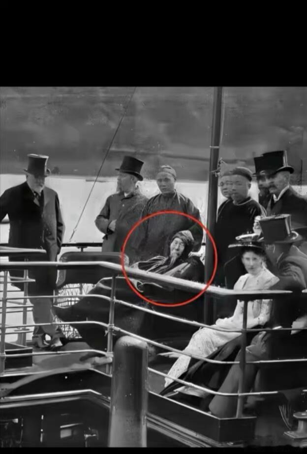 当年李鸿章的心态崩了1896年，李鸿章乘坐轮船访问美国。当轮船在海上航行时，他坐