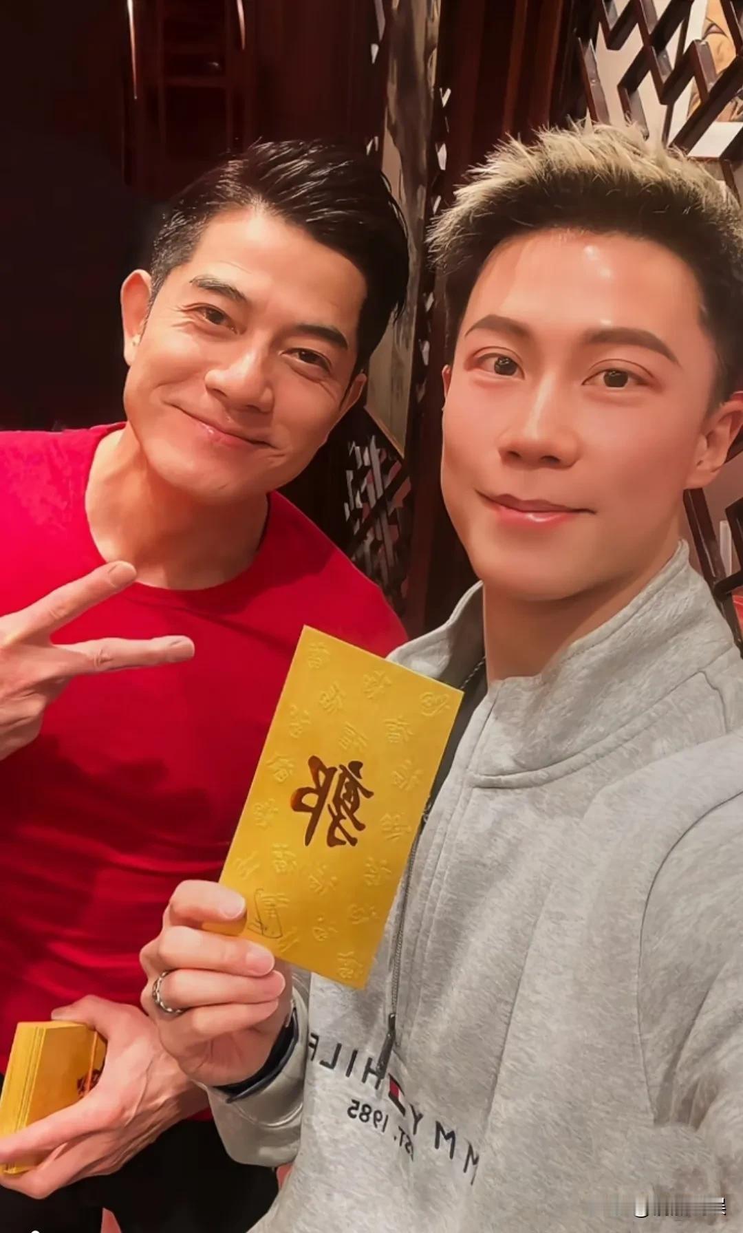 郭富城和经纪人小美开庆功宴，庆祝春晚节目表演完美成功，他这状态是真的好到爆啊！