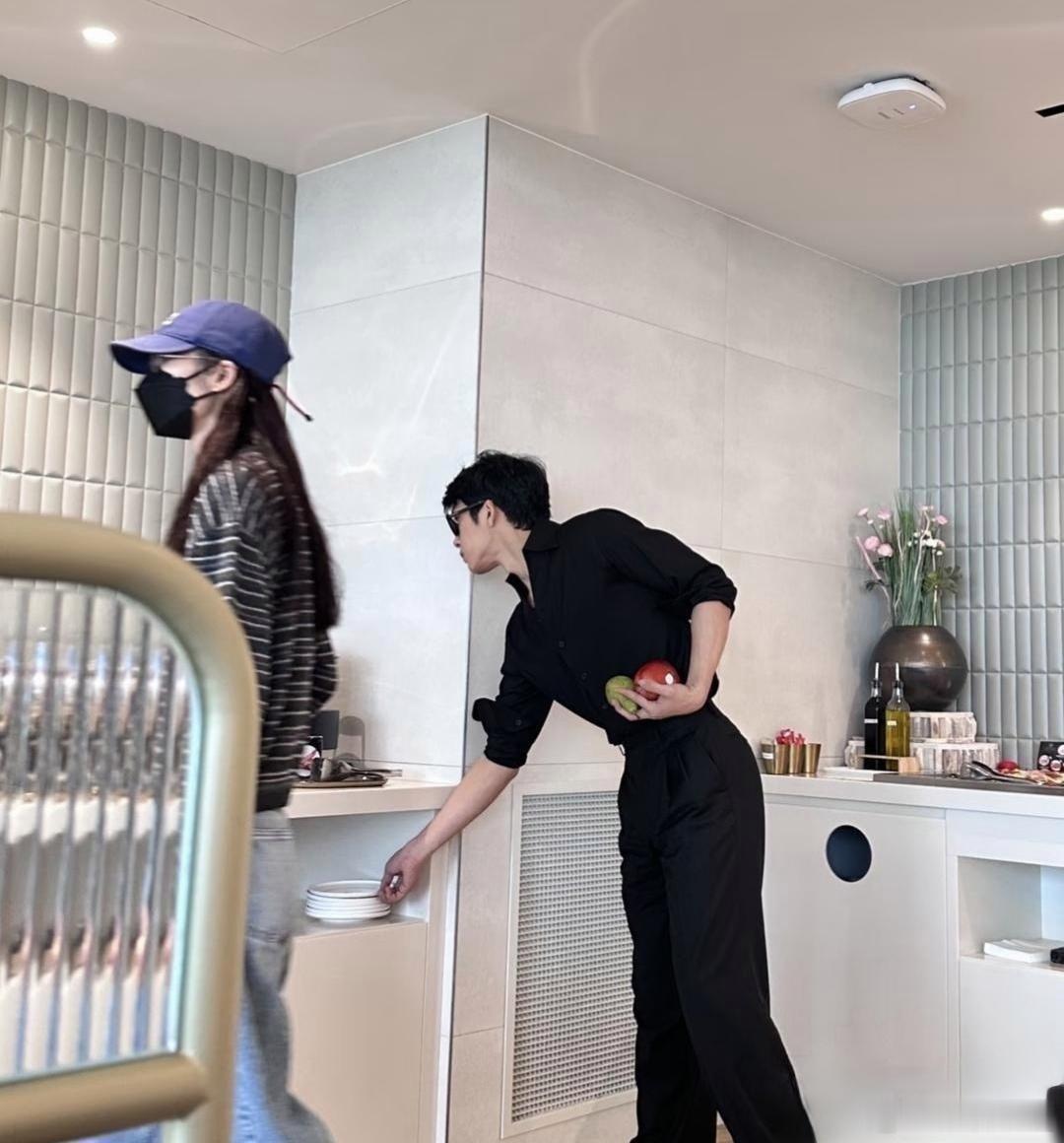 有网友碰到井柏然跟女友刘雯露面。俩人同框穿得时髦又抢眼。​​​