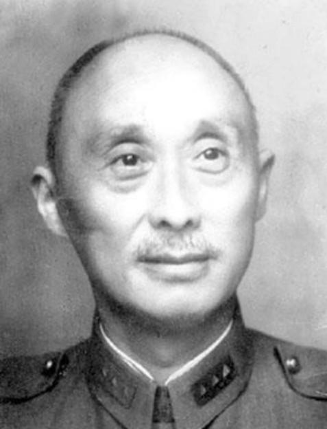 1948年，王泽浚被俘，士兵大衣屁股破洞、丢了军帽、满脸尘土、瞪眼大骂蒋介石排挤