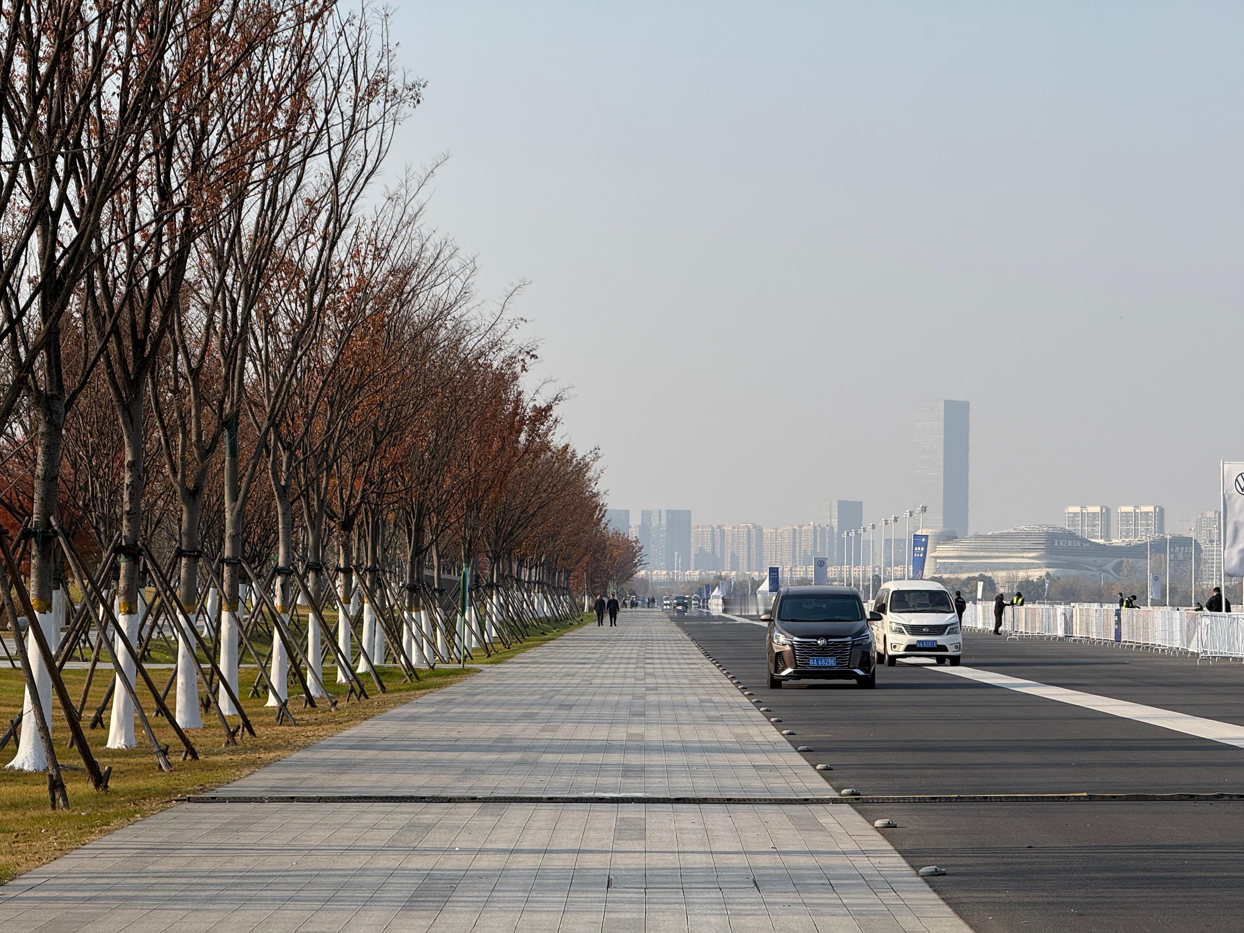 合肥旧机场竟然在市中心，地理位置太好了，虽然停用了，但是感觉随时处于可以再次使用