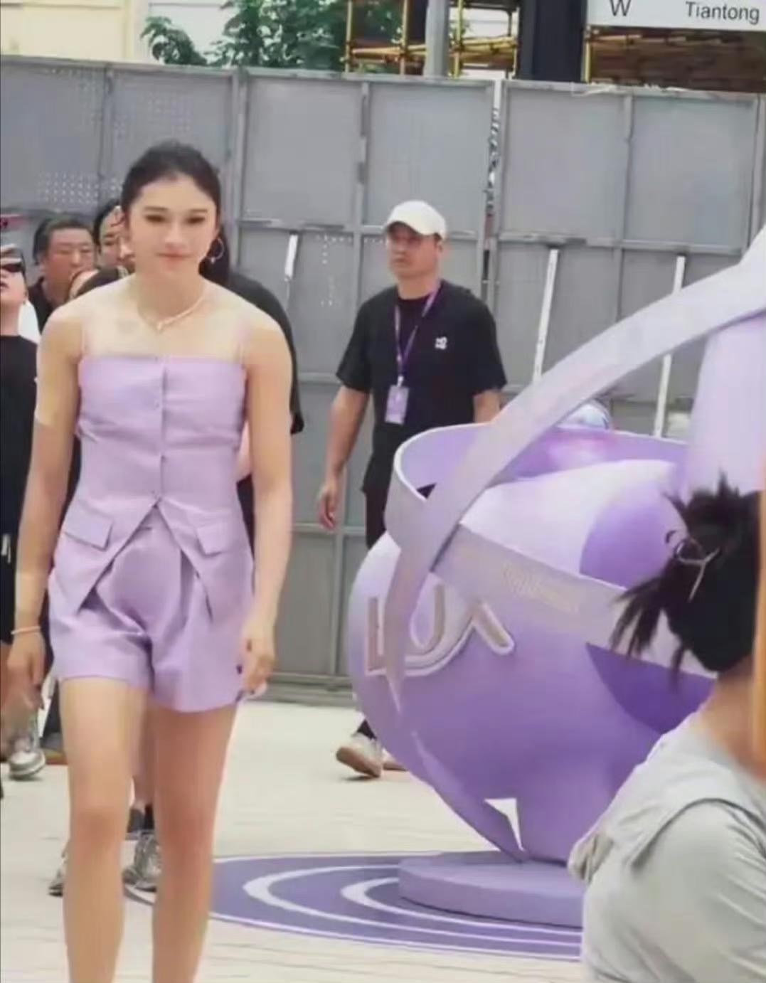 网友A：看吴艳妮这体格，丰满又有力量感，真觉得挺美的，是那种健康阳光的运动美。