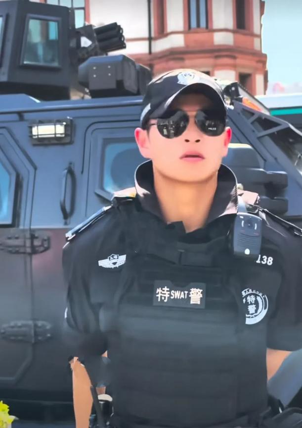 上海外滩特警和自贡交警都是大长腿高颜值，你觉得谁更帅、谁更有实力？上海特警一张棱