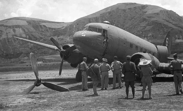 1945年8月，美军驻华观察组的一架飞机从延安起飞，中共方面提出帮助运送几个人走