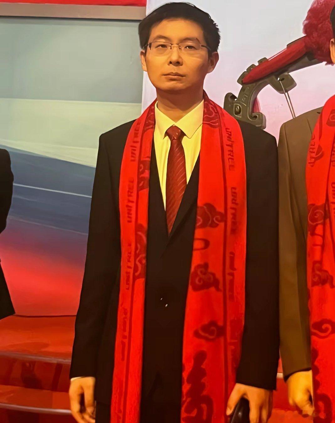 市场证明了王兴兴是个老实人，无论是敲钟还是庆功宴年轻的王总全程不开心，也没有小米上市时雷军那股紧张加