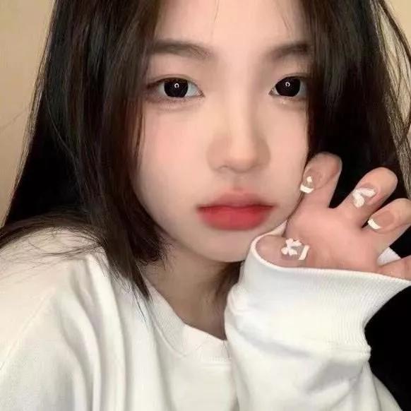 少女感满满，白色毛衣搭配美甲，清新自然，你心动了吗？秋冬款的美甲白色花卉美甲