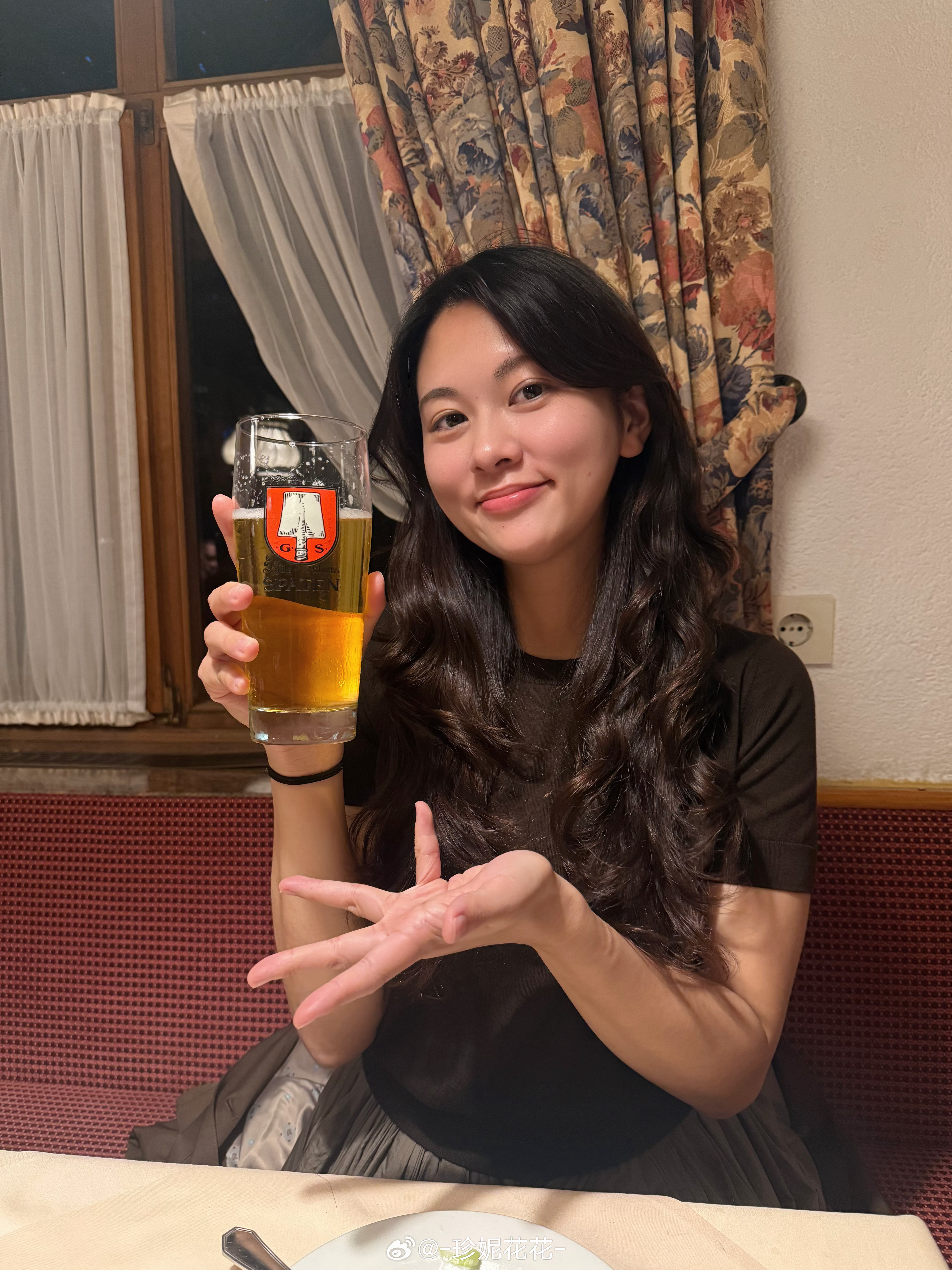 德国消费真的太太太高了三个菜500人民币，两杯啤酒是最便宜的！不过德国啤酒名不虚