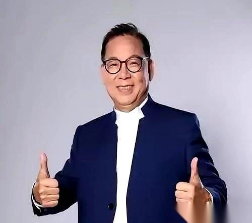 “你完了。”香港乐坛把他除名，饭碗砸了，歌唱生涯判了死刑。他这边刚把电子厂的