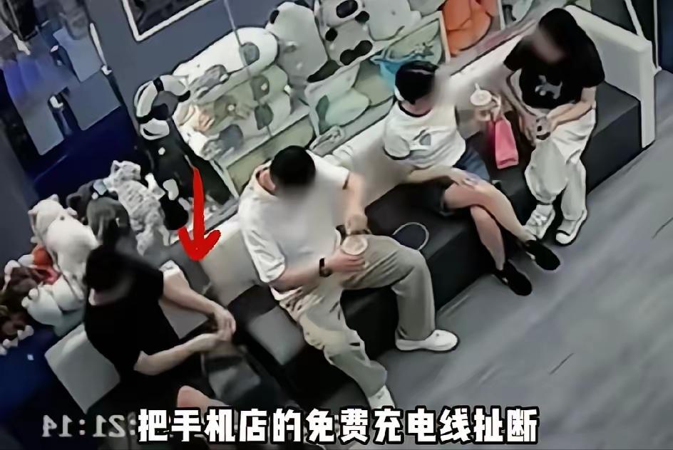 干得漂亮！哈尔滨媒体，直接把在烟台扯坏充电线、还让同行人当“帮凶”的肖姓男子高