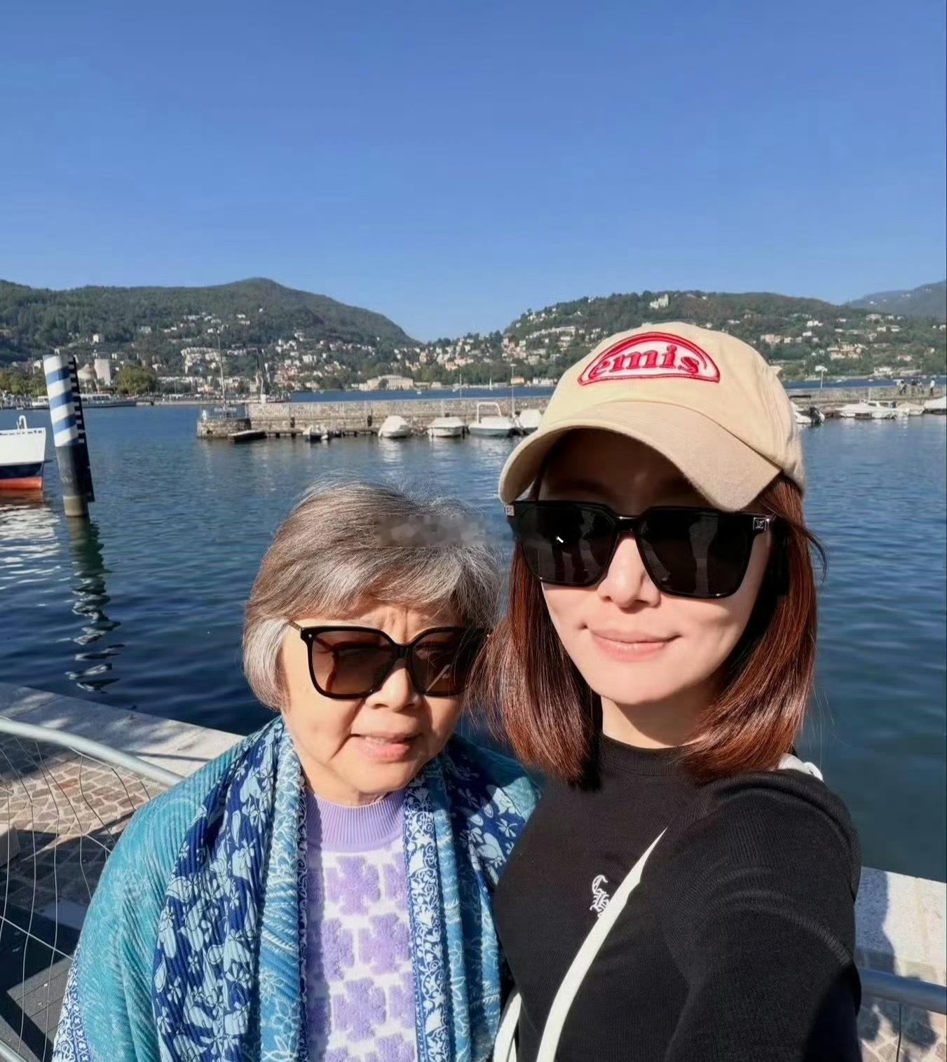 林心如和妈妈长得好像基因的强大真的被这组合照狠狠体现出来了😂母女俩就算都戴着墨