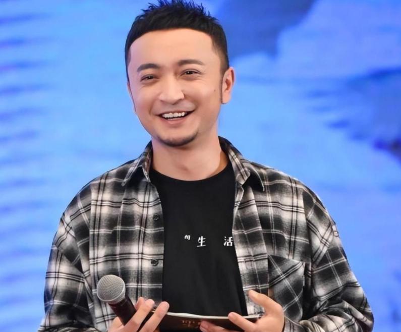 别再盯着尼格买提的“进步空间”了，他最近干的事，才叫“颠覆”。你发现没，他在《