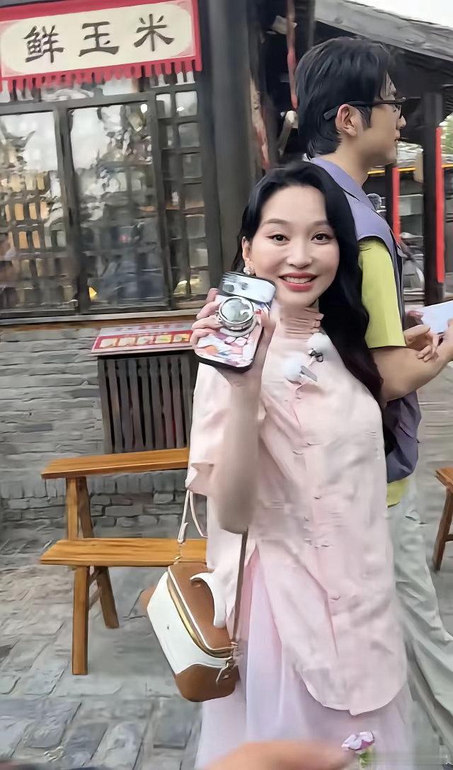 明星不要乱do脸，难以想象这是45岁的金莎，丝毫没有年轻时的半点影子，兰菲林的时